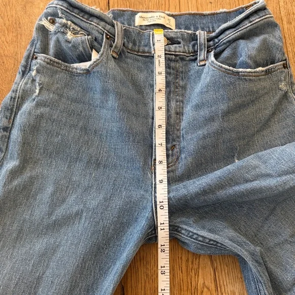 Abercrombie & Fitch Light Wash Raw Hem The '90s Relaxed Jean High Rise Size 4 - Picture 3 of 7